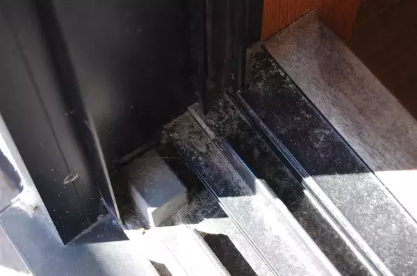 「【すきま掃除】ホース＆バケツ不要！ダイソー「2WAY水差しブラシ」でサッシの溝を掃除してみた【秋の小掃除】」の画像