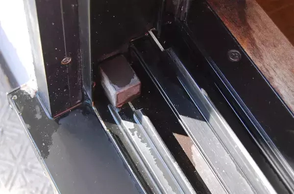 「【すきま掃除】ホース＆バケツ不要！ダイソー「2WAY水差しブラシ」でサッシの溝を掃除してみた【秋の小掃除】」の画像