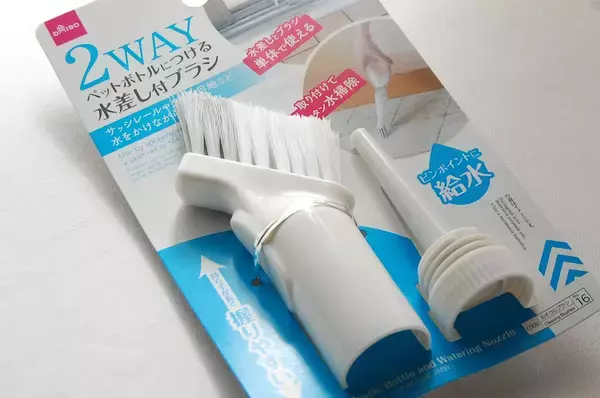 「【すきま掃除】ホース＆バケツ不要！ダイソー「2WAY水差しブラシ」でサッシの溝を掃除してみた【秋の小掃除】」の画像