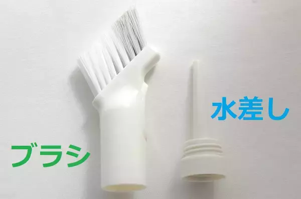 「【すきま掃除】ホース＆バケツ不要！ダイソー「2WAY水差しブラシ」でサッシの溝を掃除してみた【秋の小掃除】」の画像