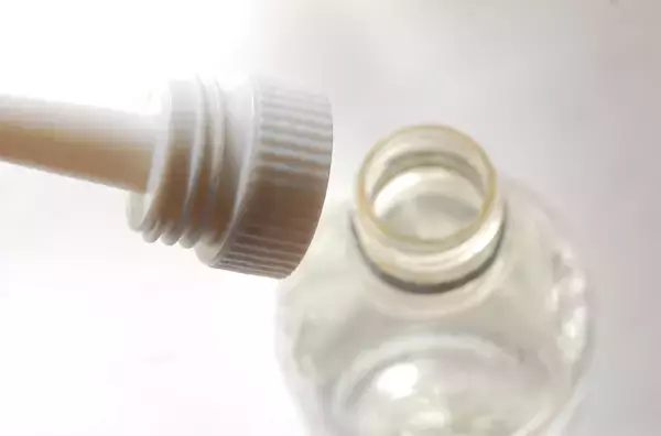 「【すきま掃除】ホース＆バケツ不要！ダイソー「2WAY水差しブラシ」でサッシの溝を掃除してみた【秋の小掃除】」の画像