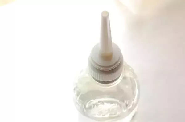 「【すきま掃除】ホース＆バケツ不要！ダイソー「2WAY水差しブラシ」でサッシの溝を掃除してみた【秋の小掃除】」の画像