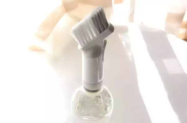 「【すきま掃除】ホース＆バケツ不要！ダイソー「2WAY水差しブラシ」でサッシの溝を掃除してみた【秋の小掃除】」の画像