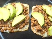 【志麻さんの乗せて焼くだけ】チーズの上に「納豆」と「アボカド」をオン⁉カリカリでクリーミーで旨味強っ！