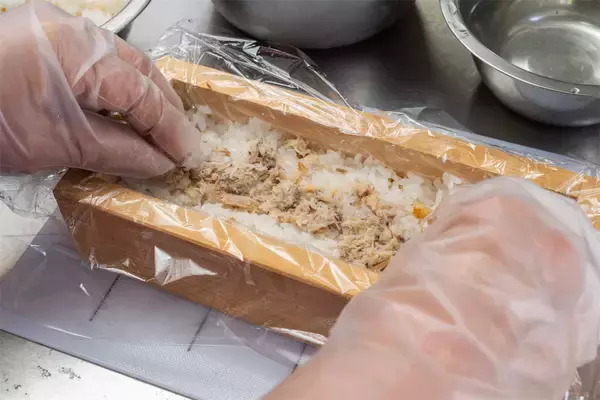 「【田園日記～農と人の物語～ Vol.33】海の幸と山の恵みをたっぷり詰めた「くるみ入り押しずし」」の画像