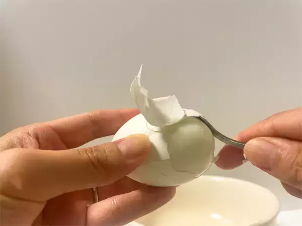 「【料理の裏ワザ】鬼嫁・北斗晶さんの“ゆで卵をキレイに剥く方法”試してみた！「え、ティースプーンで⁉」」の画像
