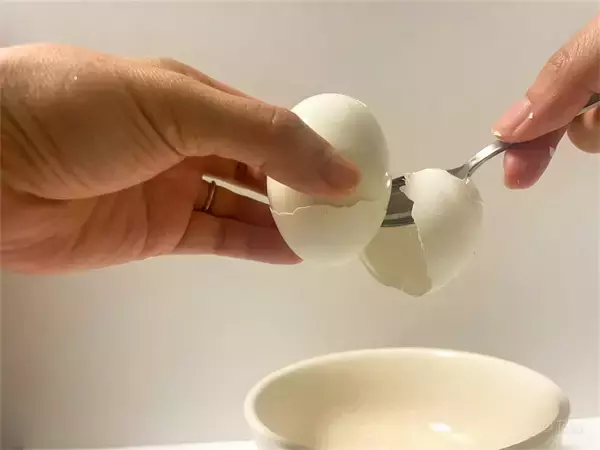「【料理の裏ワザ】鬼嫁・北斗晶さんの“ゆで卵をキレイに剥く方法”試してみた！「え、ティースプーンで⁉」」の画像