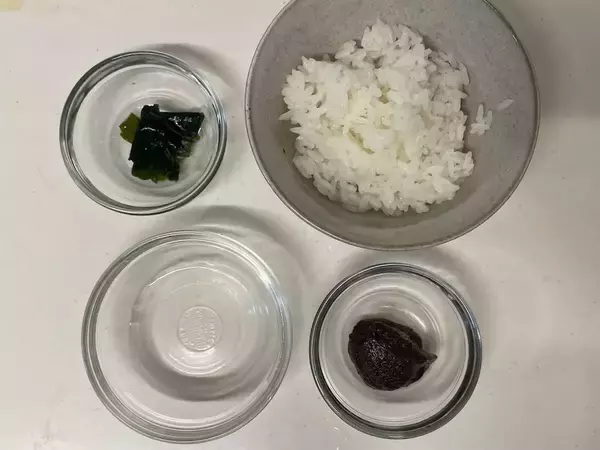「【インスタントみそ汁の裏ワザ】具材も旨味も塩味もあるから…「みそ焼きおにぎり」にしてみた！」の画像