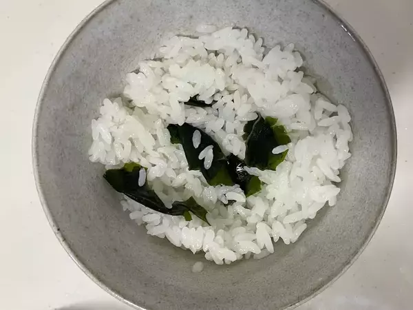 「【インスタントみそ汁の裏ワザ】具材も旨味も塩味もあるから…「みそ焼きおにぎり」にしてみた！」の画像