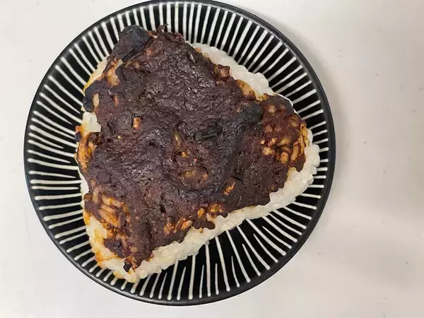 「【インスタントみそ汁の裏ワザ】具材も旨味も塩味もあるから…「みそ焼きおにぎり」にしてみた！」の画像