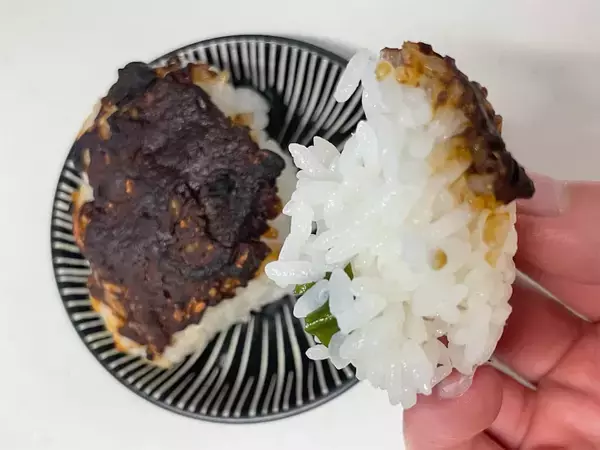 「【インスタントみそ汁の裏ワザ】具材も旨味も塩味もあるから…「みそ焼きおにぎり」にしてみた！」の画像