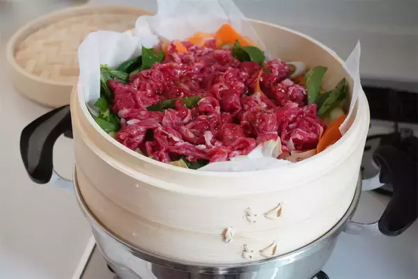 「「せいろ蒸し」デビューはコレで決まり！甘辛ダレの「牛肉のチャプチェ風」作ってみた！野菜甘っ♡【農家直伝】」の画像