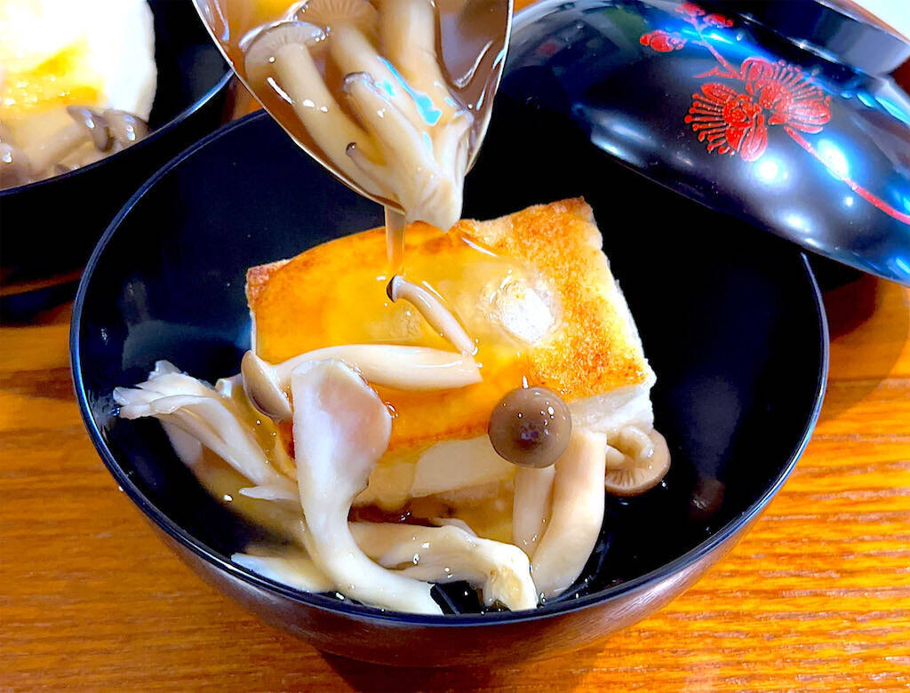 【切り餅消費】油で揚げて「揚げ餅あんかけ」作ろう！カリ、もち、トロ～ンな食感3変化♡きのこ出汁も染みる～