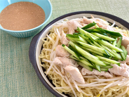 【志麻さんの冷やし中華】大皿で好きなだけ取って食べるスタイル♪タレが絶品なバンバンジー風なの♡