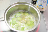 「【シェフ三國の簡単レシピ】ブイヨン不要の水だけ調理！なのに贅沢な味わいの「そら豆のスープ」に挑戦♪」の画像5