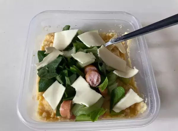 「【おからパウダーが主食に!?】しっとり滋味深〜い「おかずパンケーキ」作ってみた！慌ただしい朝、レンチンで◎」の画像