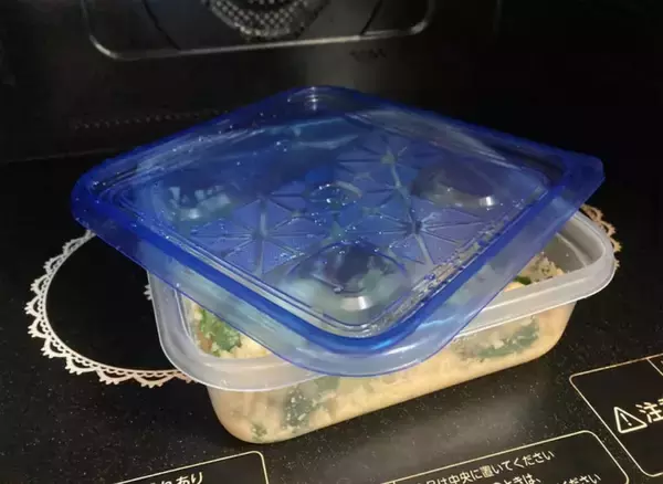 「【おからパウダーが主食に!?】しっとり滋味深〜い「おかずパンケーキ」作ってみた！慌ただしい朝、レンチンで◎」の画像