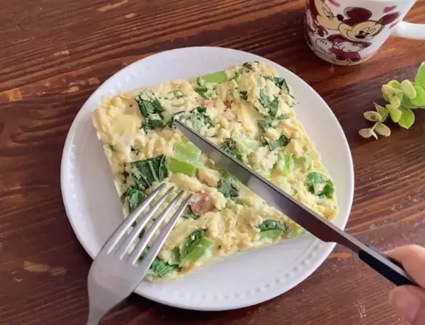 「【おからパウダーが主食に!?】しっとり滋味深〜い「おかずパンケーキ」作ってみた！慌ただしい朝、レンチンで◎」の画像