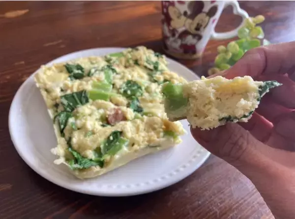 「【おからパウダーが主食に!?】しっとり滋味深〜い「おかずパンケーキ」作ってみた！慌ただしい朝、レンチンで◎」の画像