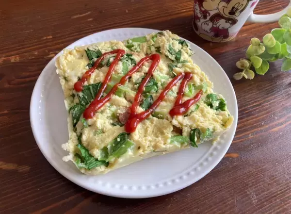 「【おからパウダーが主食に!?】しっとり滋味深〜い「おかずパンケーキ」作ってみた！慌ただしい朝、レンチンで◎」の画像
