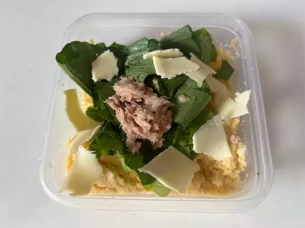 「【おからパウダーが主食に!?】しっとり滋味深〜い「おかずパンケーキ」作ってみた！慌ただしい朝、レンチンで◎」の画像