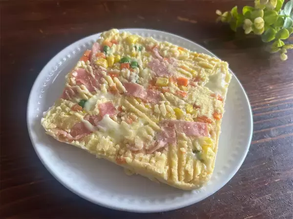 「【おからパウダーが主食に!?】しっとり滋味深〜い「おかずパンケーキ」作ってみた！慌ただしい朝、レンチンで◎」の画像