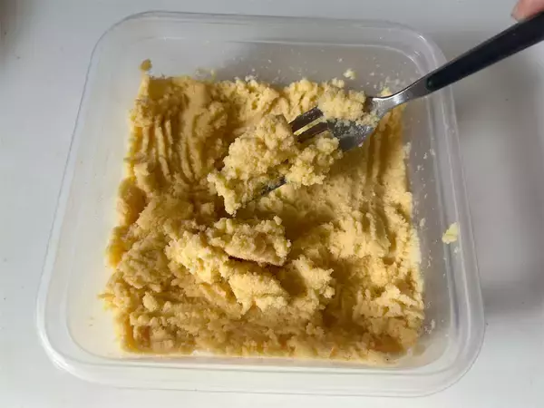 「【おからパウダーが主食に!?】しっとり滋味深〜い「おかずパンケーキ」作ってみた！慌ただしい朝、レンチンで◎」の画像