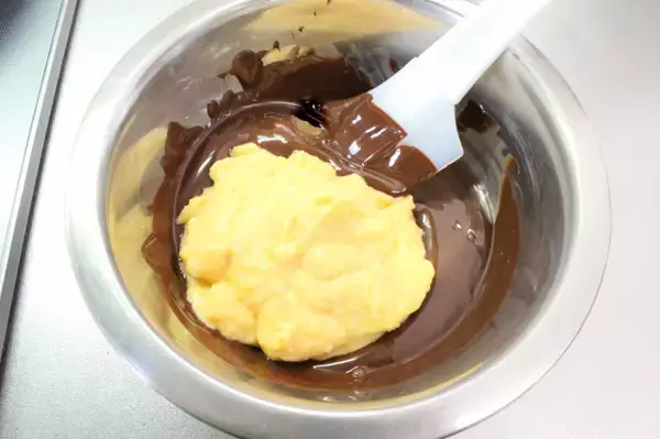 「【シェフ三國のスイーツ】生クリの代わりに焼き芋!?みかんと合わせて「チョコのテリーヌ“ジャポニゼ”」作ろう」の画像