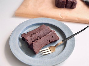 市販のはもう買えない！【材料2つとタッパーだけ】混ぜてレンチンの「ガトーショコラ」作ろう！