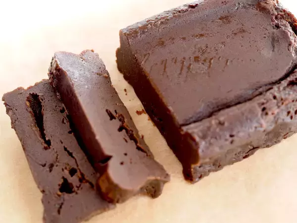 「市販のはもう買えない！【材料2つとタッパーだけ】混ぜてレンチンの「ガトーショコラ」作ろう！」の画像