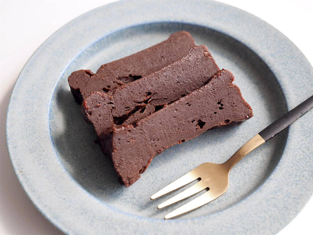 市販のはもう買えない！【材料2つとタッパーだけ】混ぜてレンチンの「ガトーショコラ」作ろう！