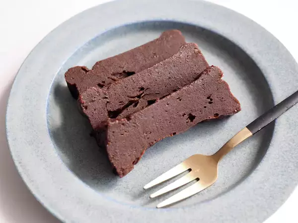 「市販のはもう買えない！【材料2つとタッパーだけ】混ぜてレンチンの「ガトーショコラ」作ろう！」の画像