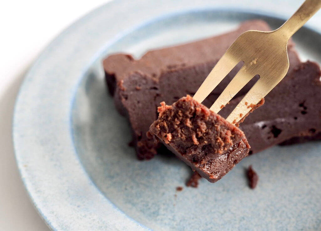 市販のはもう買えない！【材料2つとタッパーだけ】混ぜてレンチンの「ガトーショコラ」作ろう！