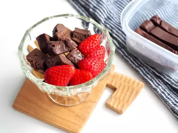 「市販のはもう買えない！【材料2つとタッパーだけ】混ぜてレンチンの「ガトーショコラ」作ろう！」の画像