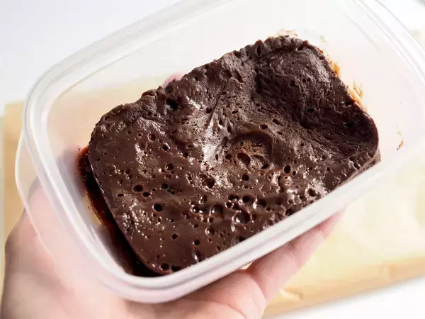 「市販のはもう買えない！【材料2つとタッパーだけ】混ぜてレンチンの「ガトーショコラ」作ろう！」の画像