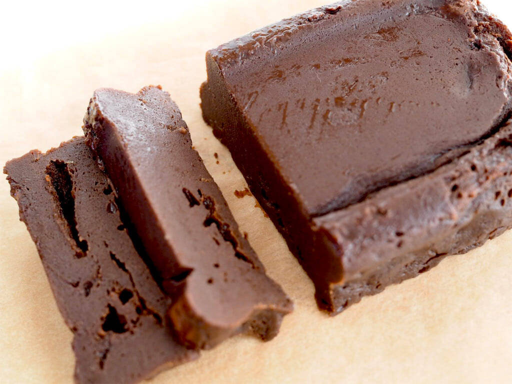 市販のはもう買えない！【材料2つとタッパーだけ】混ぜてレンチンの「ガトーショコラ」作ろう！