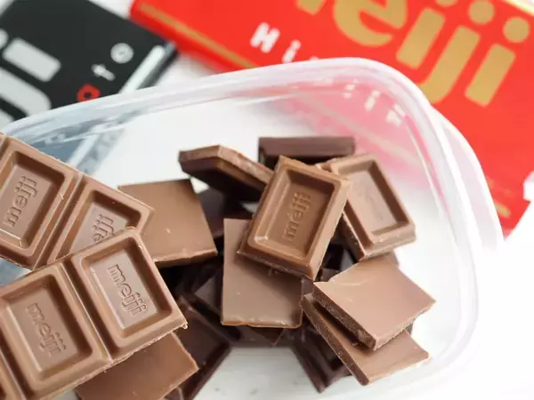 「市販のはもう買えない！【材料2つとタッパーだけ】混ぜてレンチンの「ガトーショコラ」作ろう！」の画像