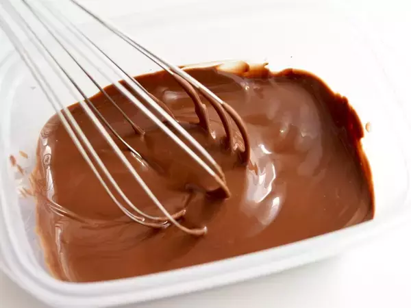 「市販のはもう買えない！【材料2つとタッパーだけ】混ぜてレンチンの「ガトーショコラ」作ろう！」の画像