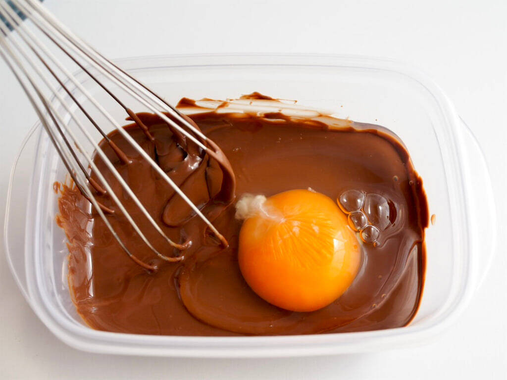 市販のはもう買えない！【材料2つとタッパーだけ】混ぜてレンチンの「ガトーショコラ」作ろう！