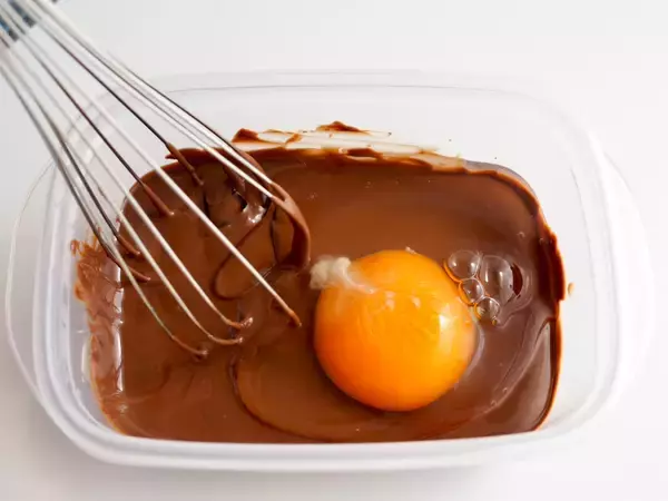 「市販のはもう買えない！【材料2つとタッパーだけ】混ぜてレンチンの「ガトーショコラ」作ろう！」の画像