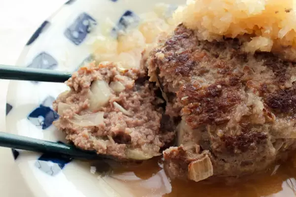 「【大根大量消費バーグ】おろしまみれの「煮込みハンバーグ」作ってみた！出汁と肉汁ダブルでジューシー♡」の画像