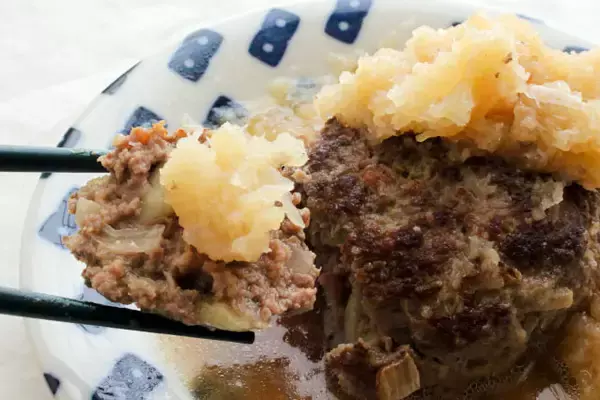 「【大根大量消費バーグ】おろしまみれの「煮込みハンバーグ」作ってみた！出汁と肉汁ダブルでジューシー♡」の画像