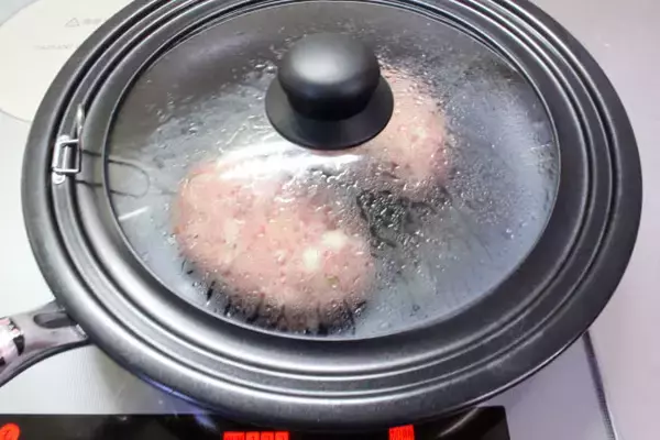 「【大根大量消費バーグ】おろしまみれの「煮込みハンバーグ」作ってみた！出汁と肉汁ダブルでジューシー♡」の画像