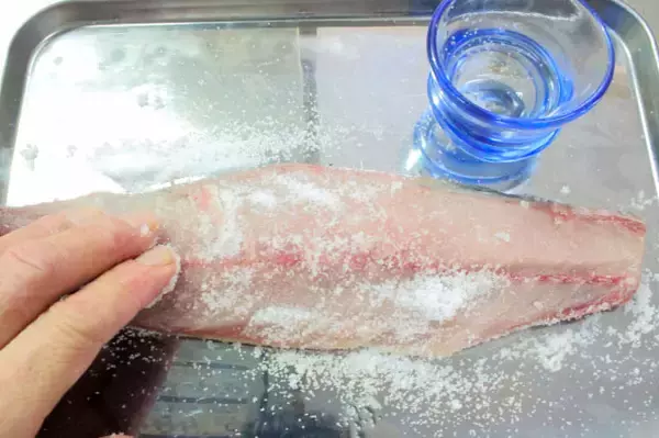 「【安全に手作りできる！】刺身用のサバで「しめサバ」作ってみた！なめらかで芳醇な味わい♡【料理家直伝】」の画像