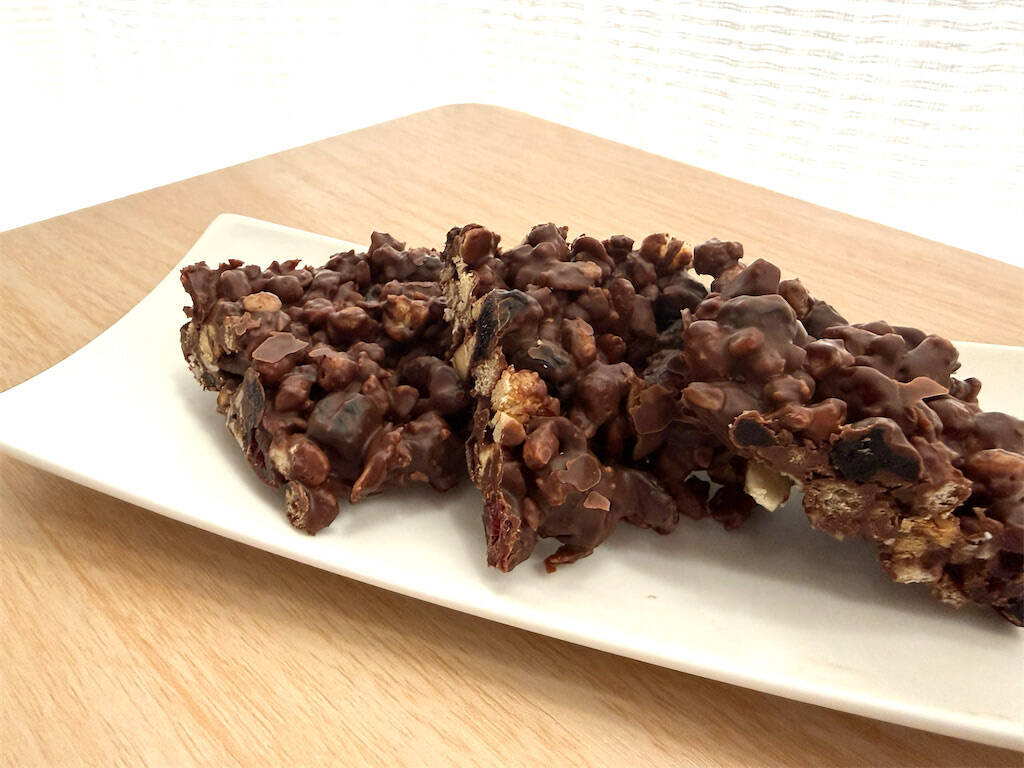 【疲労回復するバレンタインチョコ!?】カカオとベリーで体ととのう「チョコバー」作ってみた！ザクザク食感♡