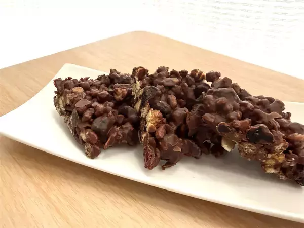 「【疲労回復するバレンタインチョコ!?】カカオとベリーで体ととのう「チョコバー」作ってみた！ザクザク食感♡」の画像