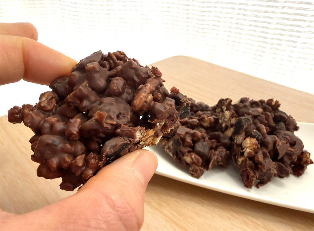 【疲労回復するバレンタインチョコ!?】カカオとベリーで体ととのう「チョコバー」作ってみた！ザクザク食感♡