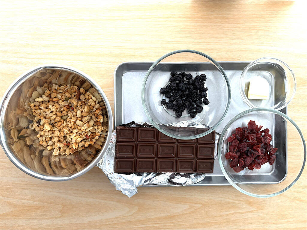 【疲労回復するバレンタインチョコ!?】カカオとベリーで体ととのう「チョコバー」作ってみた！ザクザク食感♡