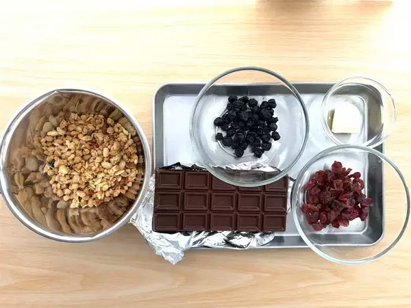 「【疲労回復するバレンタインチョコ!?】カカオとベリーで体ととのう「チョコバー」作ってみた！ザクザク食感♡」の画像