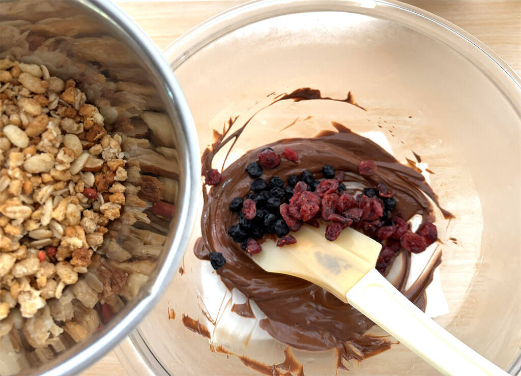 【疲労回復するバレンタインチョコ!?】カカオとベリーで体ととのう「チョコバー」作ってみた！ザクザク食感♡